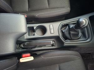 Toyota Hilux 2.4GD-6 double cab 4x4 Raider manual - Image 12