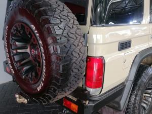 Toyota Land Cruiser 76 2.8GD-6 station wagon LX manual - Image 12