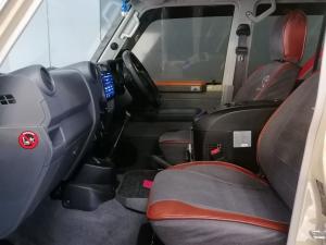 Toyota Land Cruiser 76 2.8GD-6 station wagon LX manual - Image 17