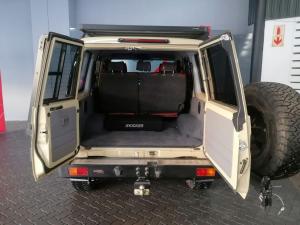 Toyota Land Cruiser 76 2.8GD-6 station wagon LX manual - Image 9