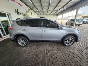 Toyota RAV4 2.2D-4D AWD VX - Image 3