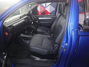 Toyota Hilux 2.0 - Image 7