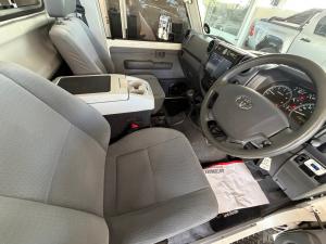 Toyota Land Cruiser 79 4.5D-4D LX V8 single cab - Image 11