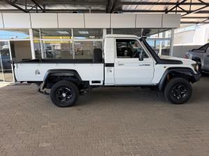 Toyota Land Cruiser 79 4.5D-4D LX V8 single cab - Image 3