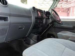 Toyota Land Cruiser 79 4.5D-4D V8 double cab LX 70th Anniversary - Image 7