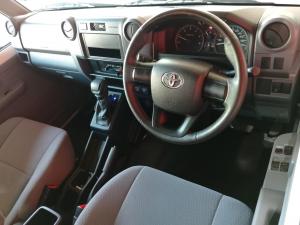 Toyota Land Cruiser 79 2.8GD-6 single cab auto - Image 11