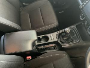 Toyota Hilux 2.4GD-6 double cab 4x4 Raider manual - Image 12