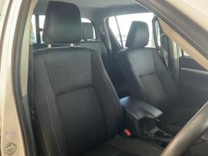 Toyota Hilux 2.4GD-6 double cab 4x4 Raider manual - Image 18