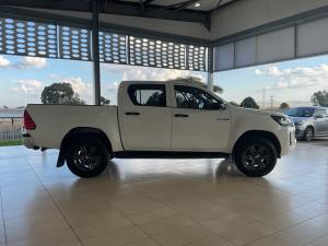 Toyota Hilux 2.4GD-6 double cab 4x4 Raider manual - Image 3