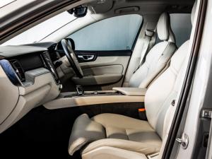Volvo XC60 B5 AWD Plus Dark - Image 5