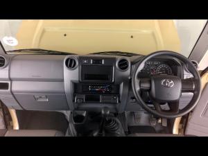 Toyota Land Cruiser 79 4.2D single cab - Image 6