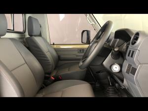 Toyota Land Cruiser 79 4.2D single cab - Image 10