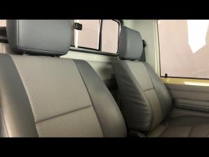 Toyota Land Cruiser 79 4.2D single cab - Image 12