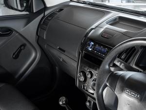Isuzu D-Max Gen 6 250 single cab Fleetside safety - Image 13