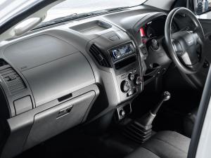 Isuzu D-Max Gen 6 250 single cab Fleetside safety - Image 18