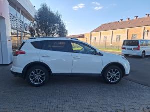 Toyota RAV4 2.2D-4D AWD VX - Image 3