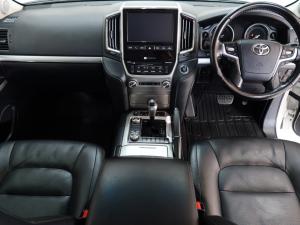 Toyota Land Cruiser 200 4.5D-4D V8 VX-R - Image 6