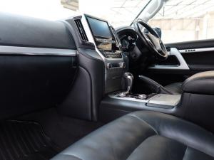Toyota Land Cruiser 200 4.5D-4D V8 VX-R - Image 7
