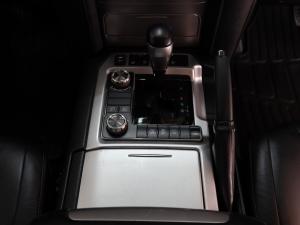Toyota Land Cruiser 200 4.5D-4D V8 VX-R - Image 12
