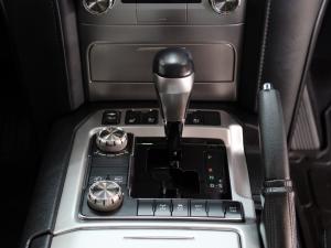 Toyota Land Cruiser 200 4.5D-4D V8 VX-R - Image 13