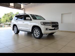 Toyota Land Cruiser 200 4.5D-4D V8 VX-R - Image 1