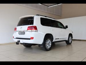 Toyota Land Cruiser 200 4.5D-4D V8 VX-R - Image 2