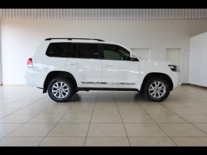 Toyota Land Cruiser 200 4.5D-4D V8 VX-R - Image 3