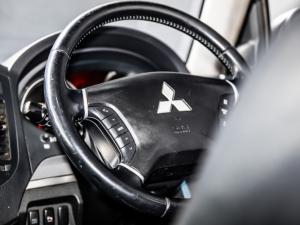Mitsubishi Pajero 5-door 3.2DI-D GLS - Image 11