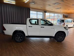 Toyota Hilux 2.4GD-6 double cab 4x4 Raider manual - Image 11