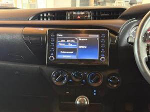 Toyota Hilux 2.4GD-6 double cab 4x4 Raider manual - Image 23