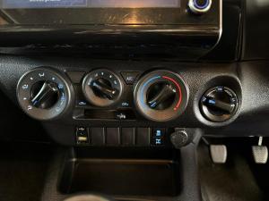 Toyota Hilux 2.4GD-6 double cab 4x4 Raider manual - Image 25