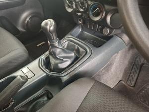 Toyota Hilux 2.4GD-6 single cab Raider manual - Image 13