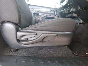 Toyota Hilux 2.4GD-6 single cab Raider manual - Image 16
