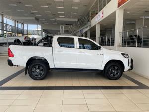 Toyota Hilux 2.4GD-6 double cab 4x4 Raider manual - Image 3