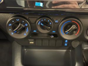 Toyota Hilux 2.4GD-6 single cab Raider manual - Image 14