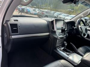 Toyota Land Cruiser 200 4.5D-4D V8 VX-R - Image 7