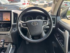 Toyota Land Cruiser 200 4.5D-4D V8 VX-R - Image 8