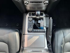 Toyota Land Cruiser 200 4.5D-4D V8 VX-R - Image 12