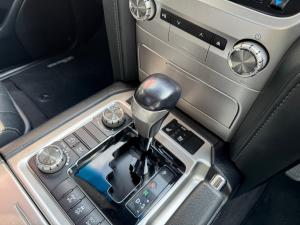 Toyota Land Cruiser 200 4.5D-4D V8 VX-R - Image 13