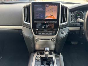 Toyota Land Cruiser 200 4.5D-4D V8 VX-R - Image 14