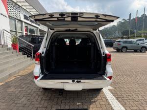 Toyota Land Cruiser 200 4.5D-4D V8 VX-R - Image 19