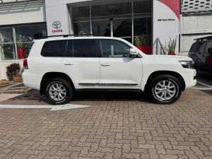 Toyota Land Cruiser 200 4.5D-4D V8 VX-R - Image 3