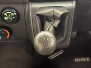Toyota Hiace 2.5D-4D Ses-fikile 16-seater - Image 11