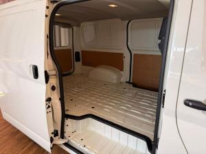 Toyota Quantum 2.8 LWB panel van manual - Image 10