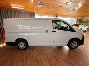 Toyota Quantum 2.8 LWB panel van manual - Image 11