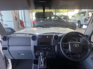 Toyota Land Cruiser 79 2.8 GD-6S/C automatic - Image 6