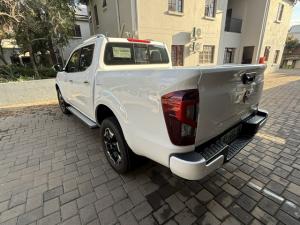 Nissan Navara 2.5DDTI LE/LE Plus automatic D/C - Image 2