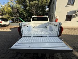 Nissan Navara 2.5DDTI LE/LE Plus automatic D/C - Image 9