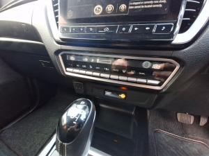Isuzu D-Max 3.0TD double cab V-Cross - Image 15