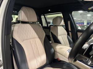 BMW X7 M50d - Image 14
